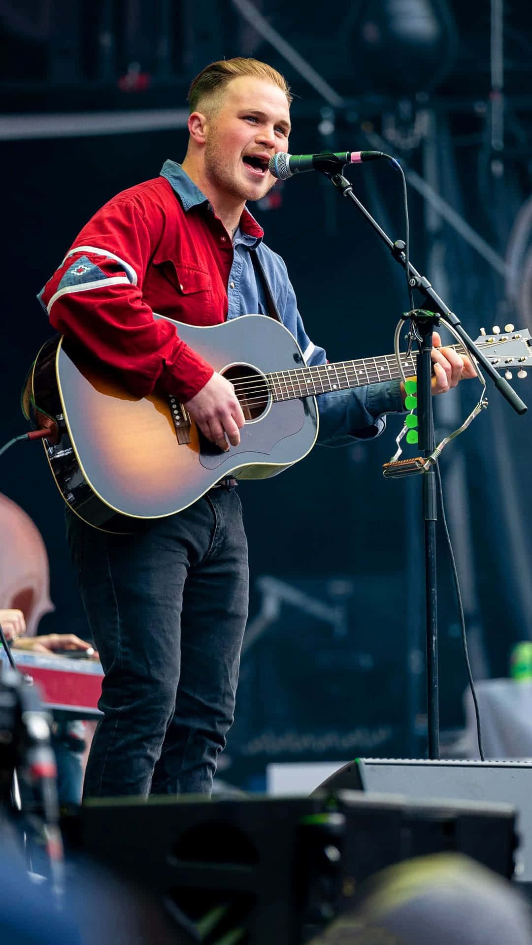 Zach Bryan Esiintyy Livenä Konsertissa Taustakuva