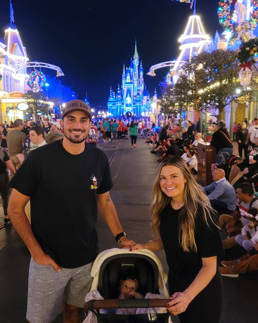 Zacheflin Y Su Familia En Disneylandia Fondo de pantalla