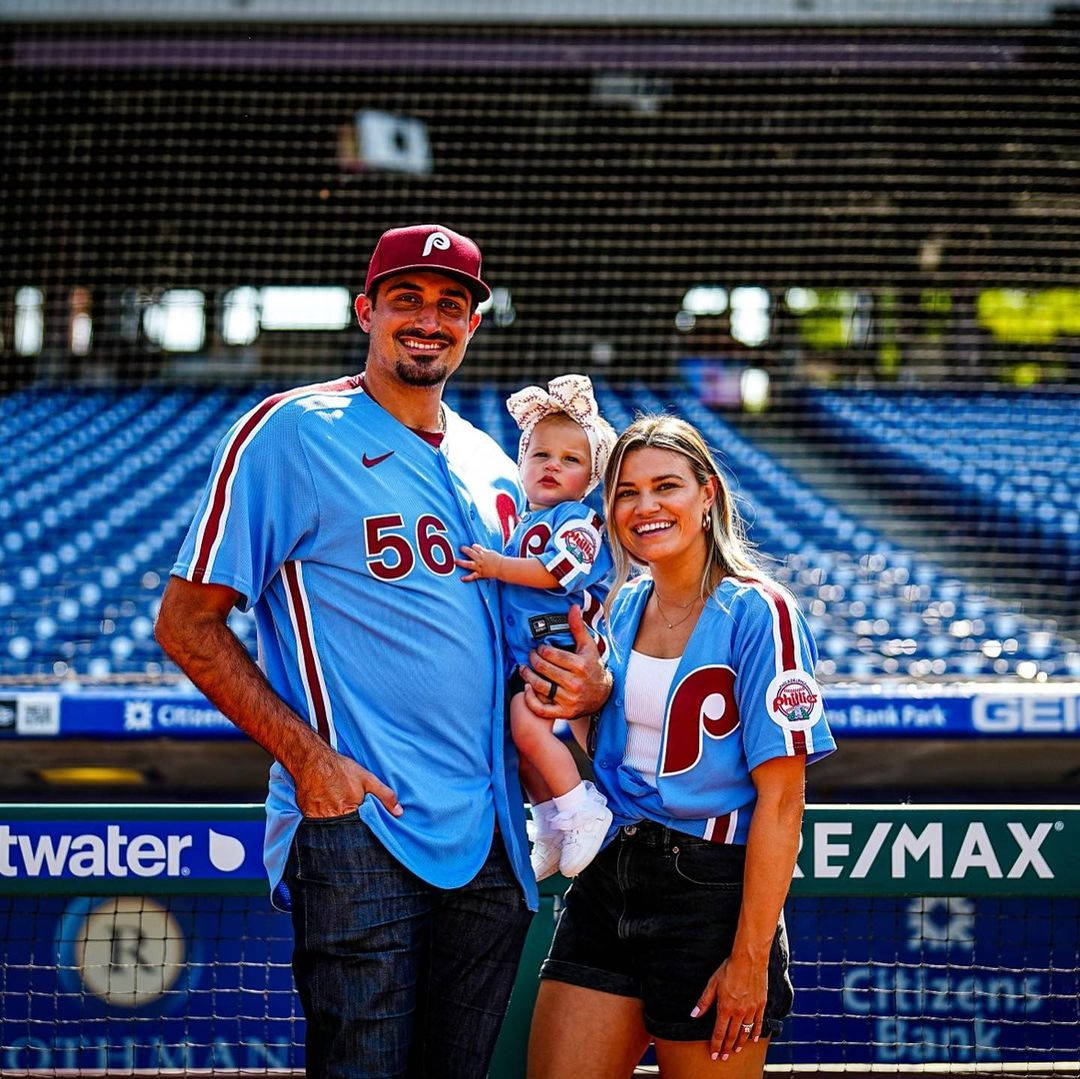 Zacheflin Con Su Familia En Camisetas De Los Phillies. Fondo de pantalla
