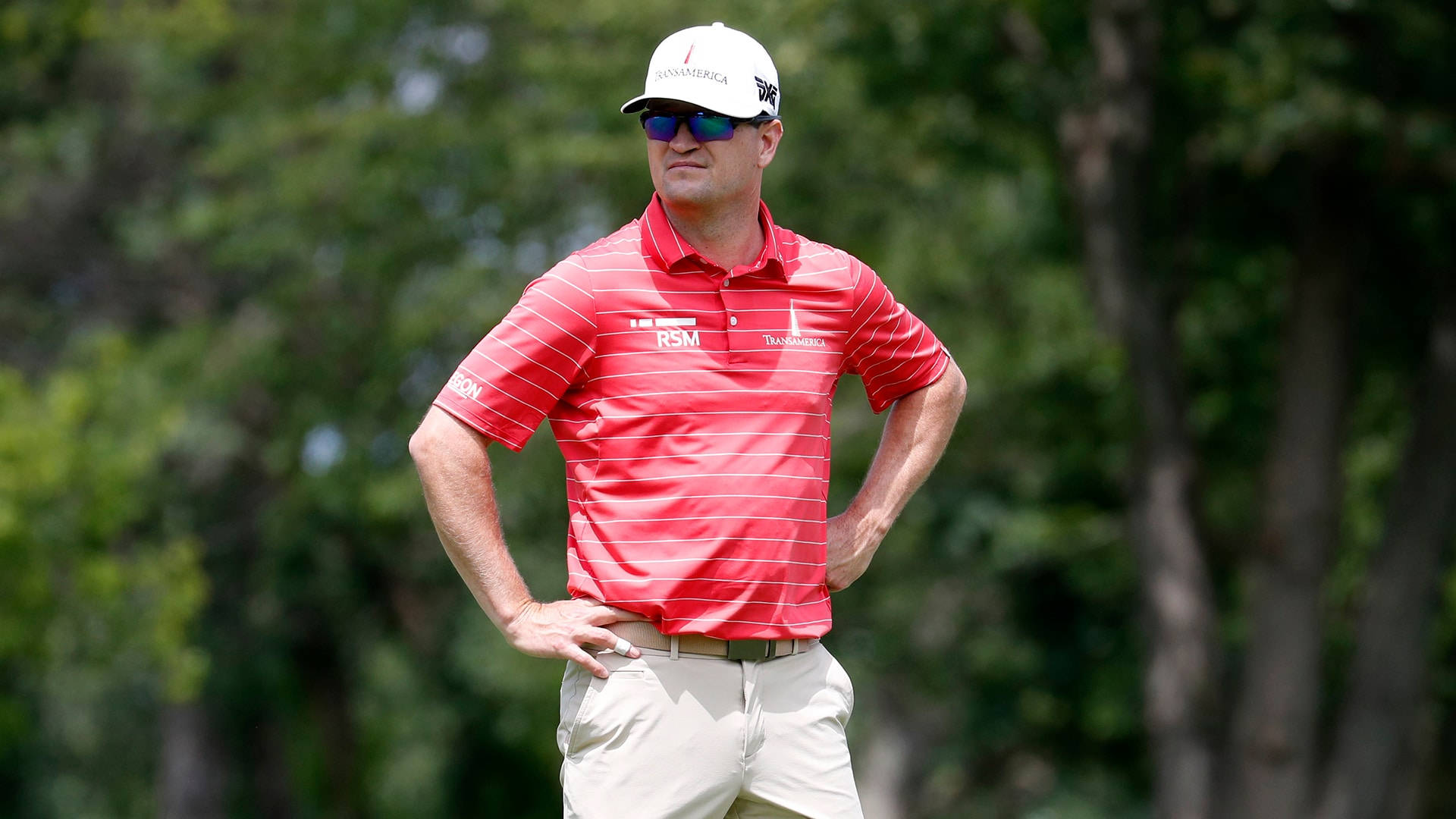 Zachjohnson Röd Skjorta (this Could Potentially Be A Phrase To Describe A Wallpaper Featuring Zach Johnson Wearing A Red Shirt) Wallpaper