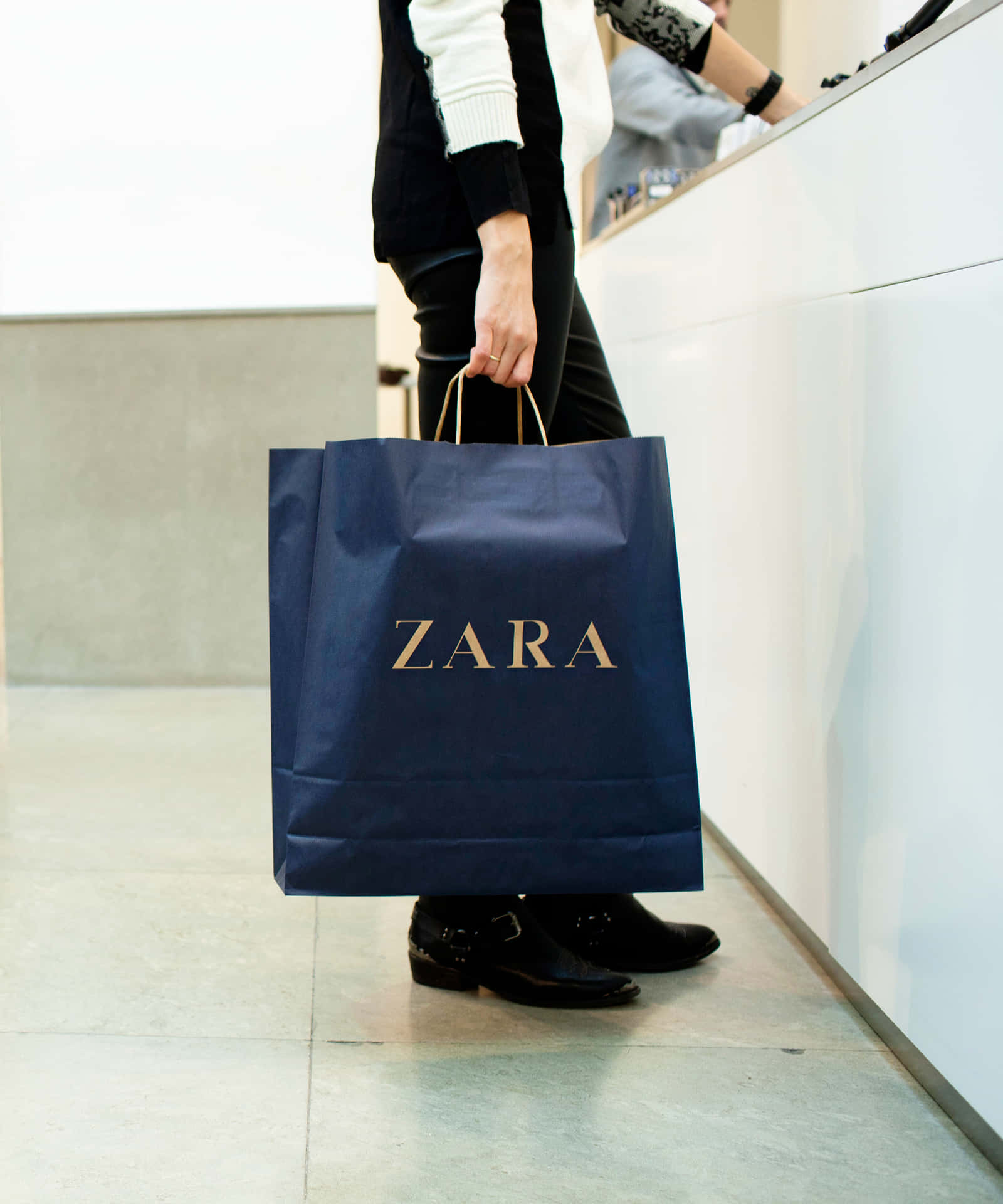 Modellträgt Die Neueste Zara-kollektion
