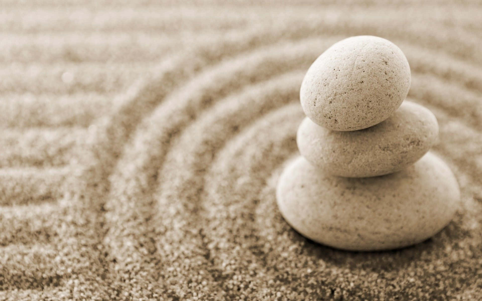 Papelde Parede Zen Com Pilha Circular De Pedra Branca Em Cima De Areia Branca. Papel de Parede