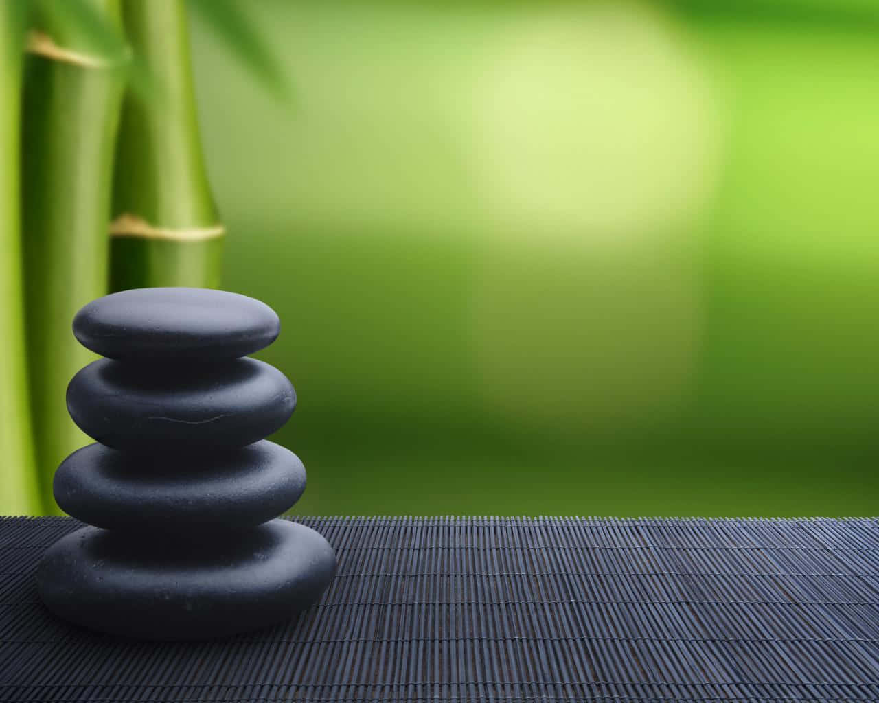Einefriedliche Zen-skulptur Umgeben Von Natur