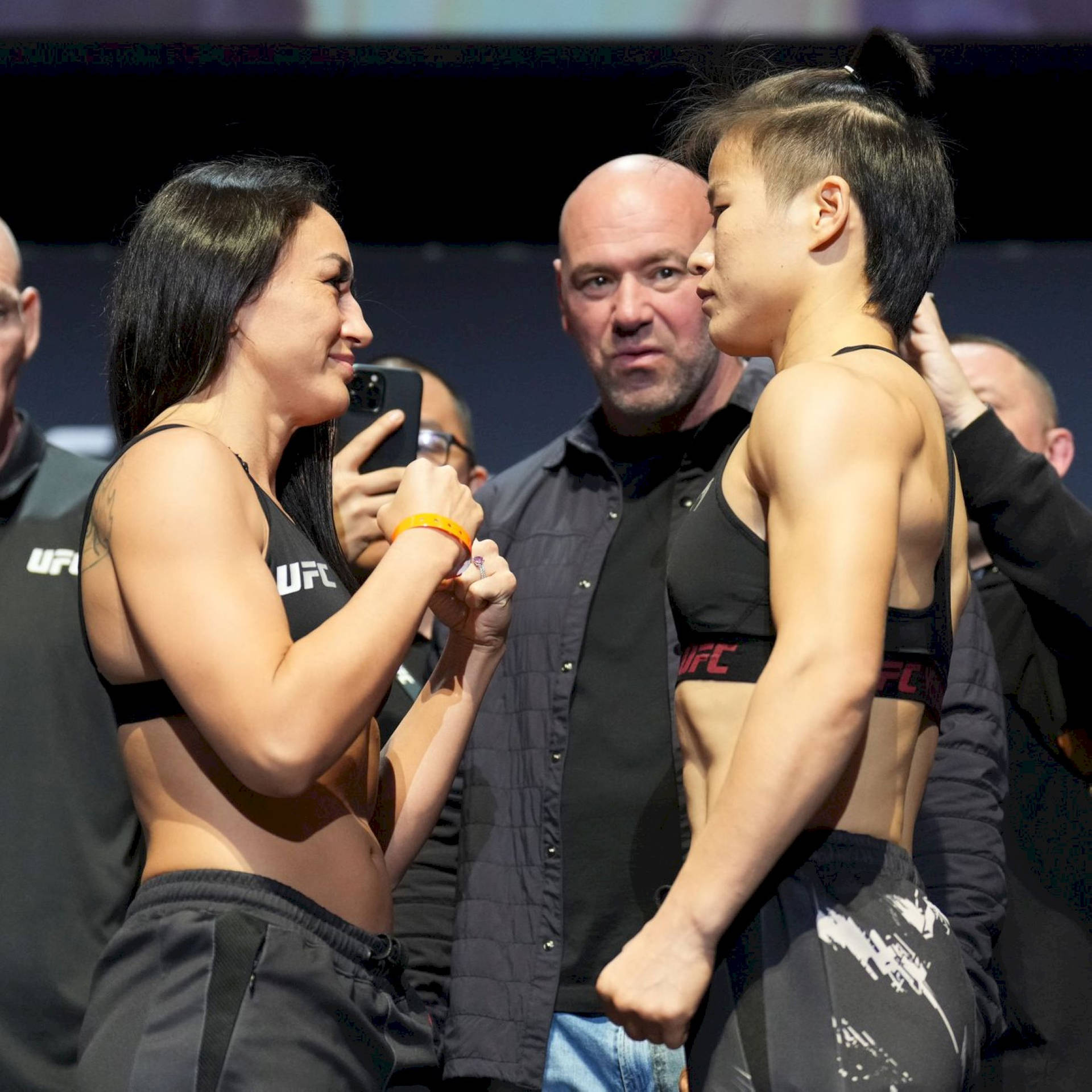 Zhang Weili og Carla Esparza ansigt til ansigt under UFC 248 pressekonference Wallpaper