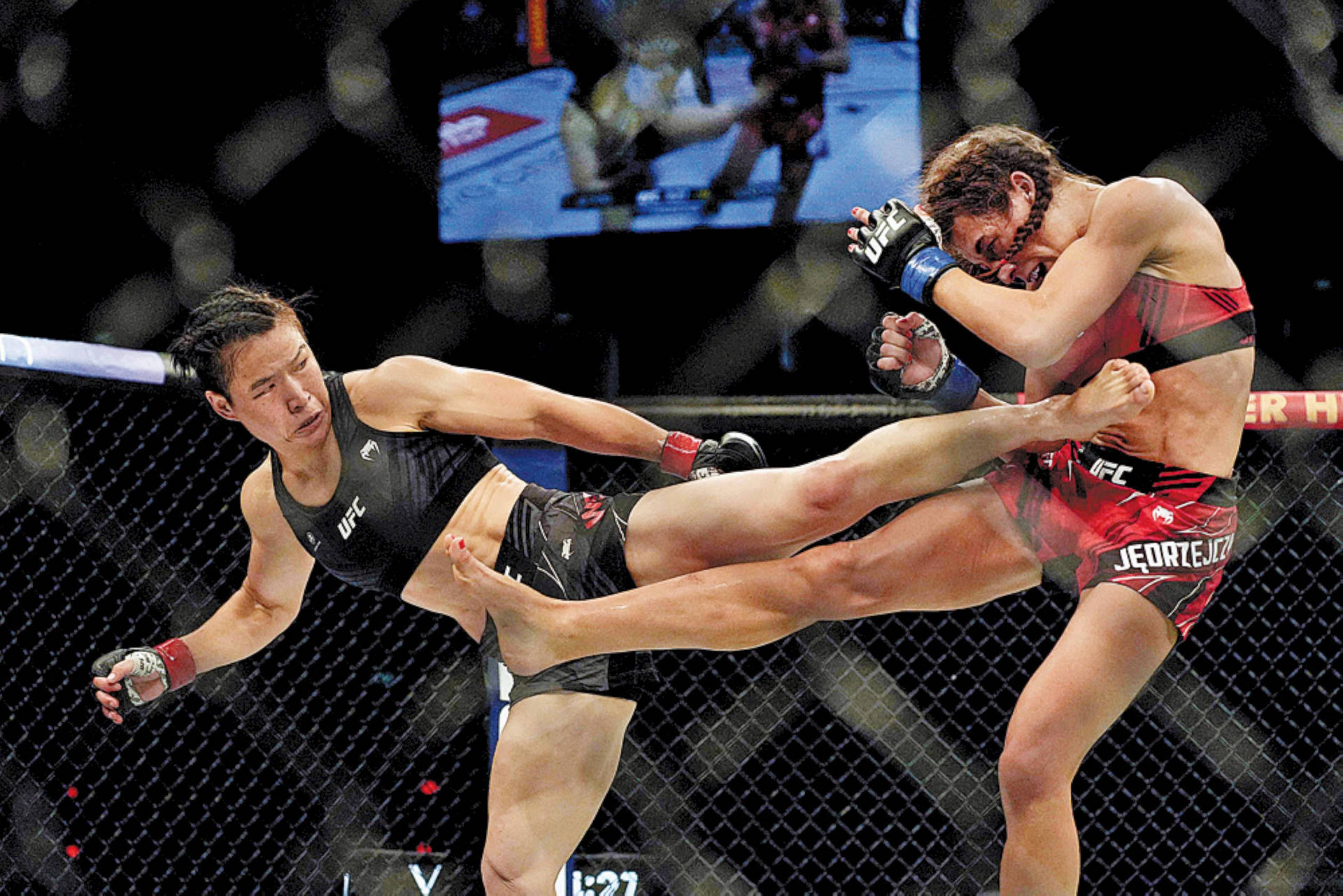 Zhang Weili fiercely kicks Joanna Jedrzejczyk in the ring Wallpaper