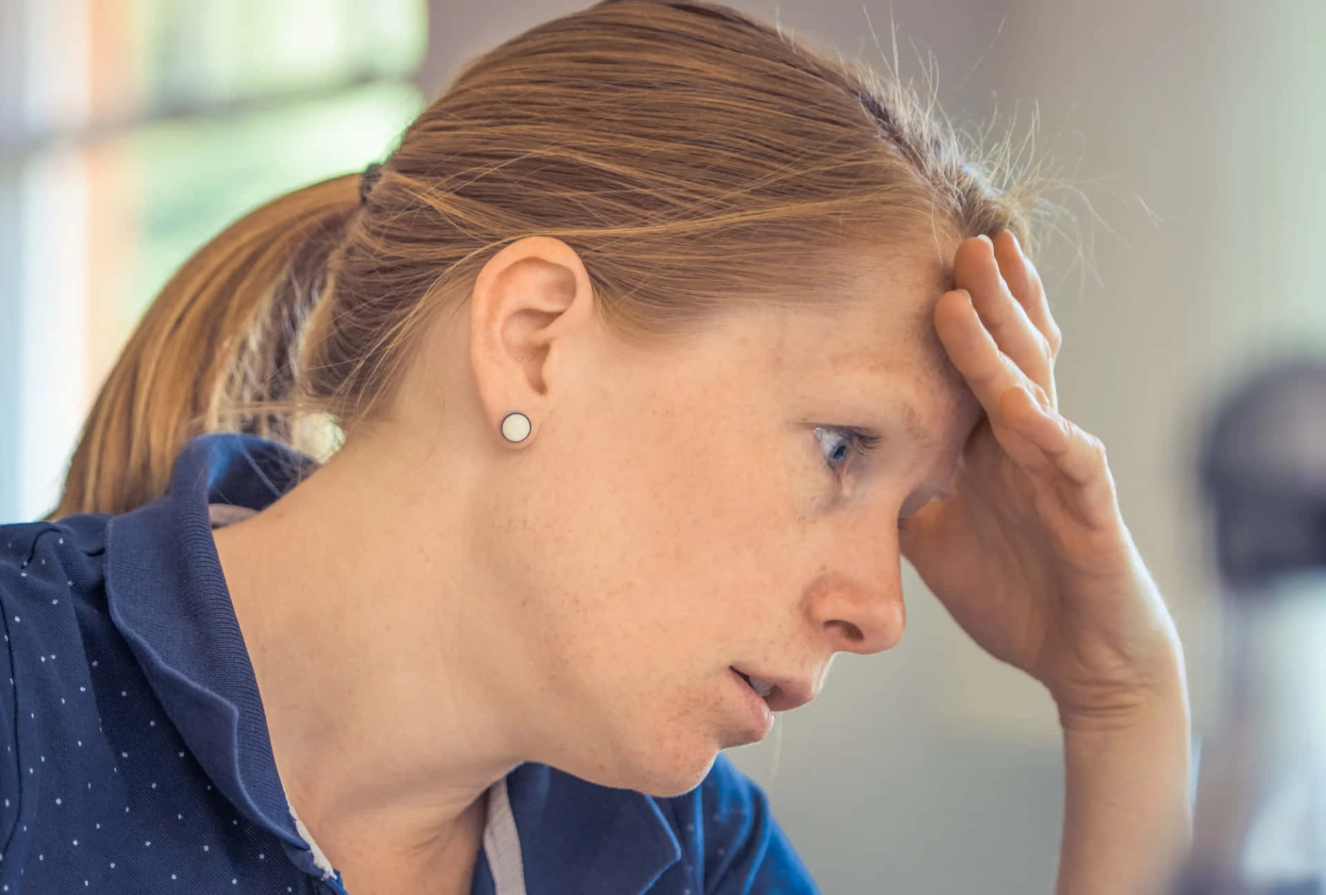 Zijaanzicht Van Een Verstoorde Vrouw Achtergrond