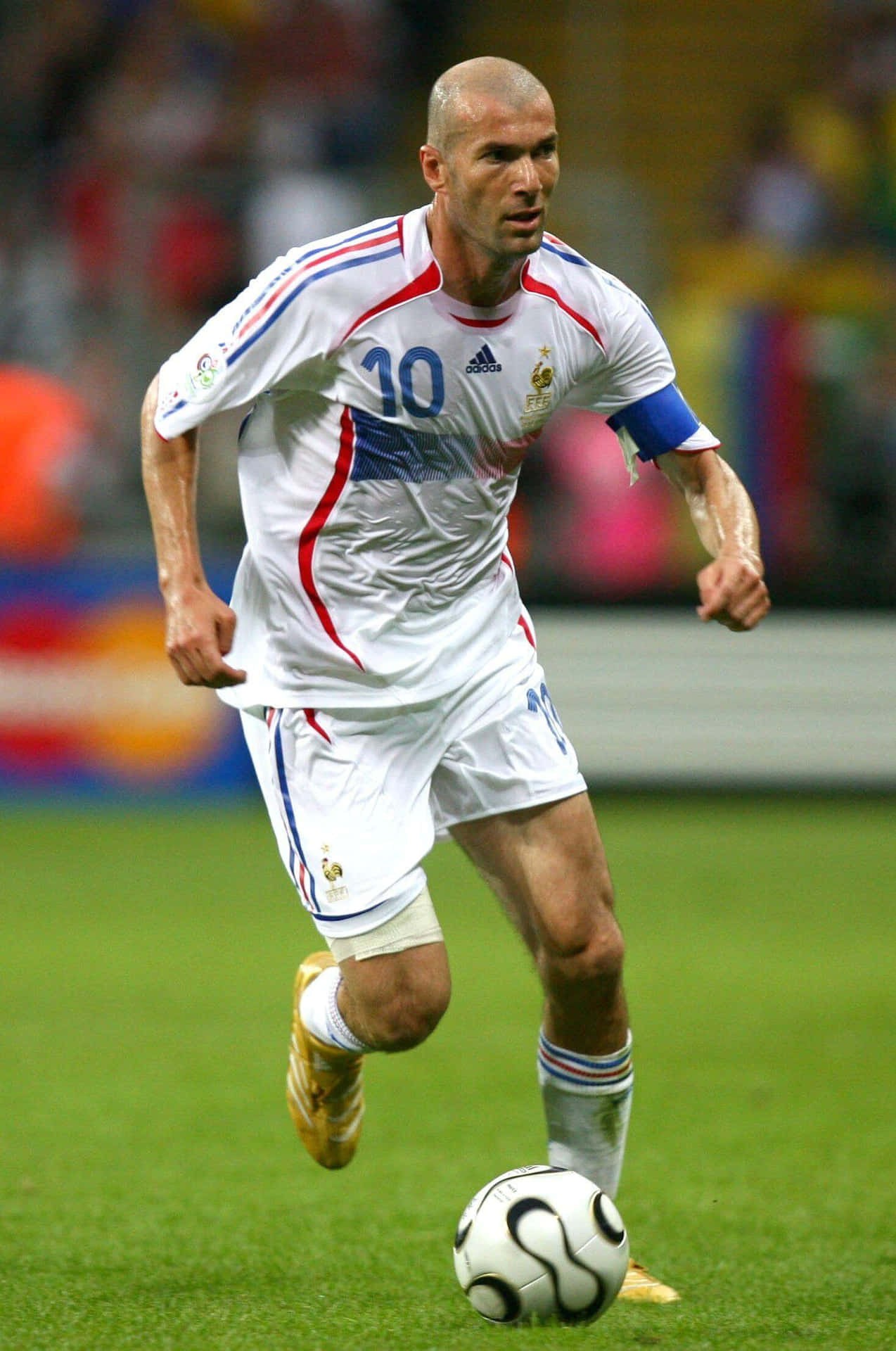Fotografíade Zinedine Zidane Corriendo En El Fútbol. Fondo de pantalla
