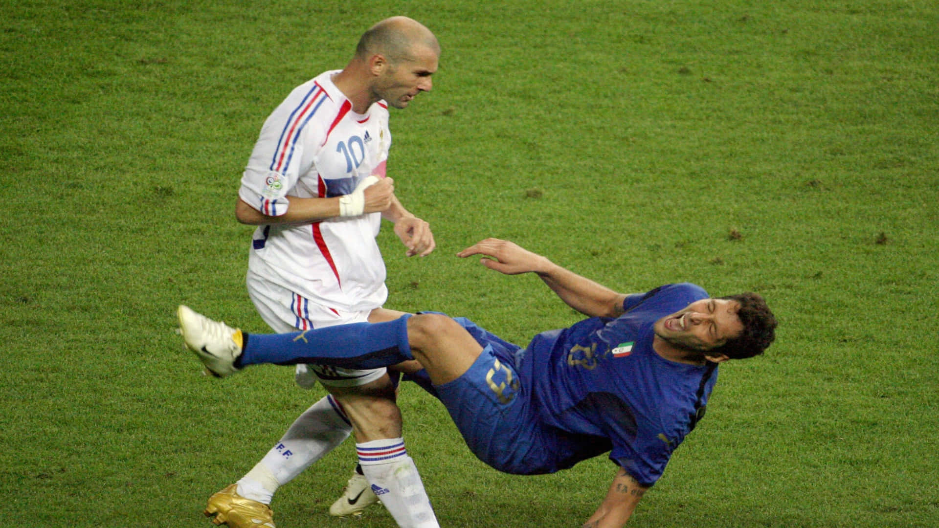 Fotografíade Fútbol De Zinedine Zidane Y Marco Materazzi Fondo de pantalla
