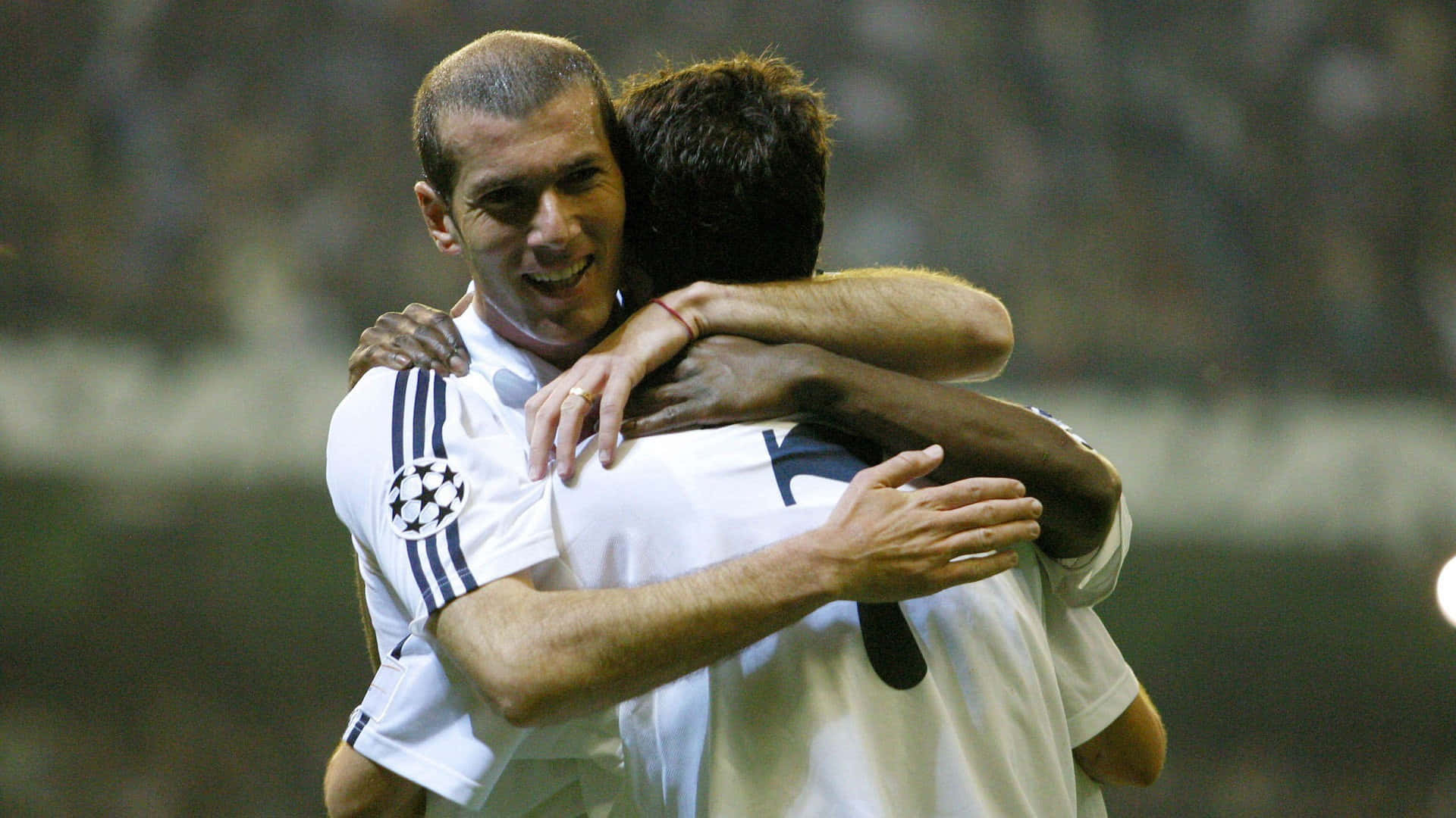 Fotografiadell'abbraccio Di Zinedine Zidane Al Real Madrid Sfondo