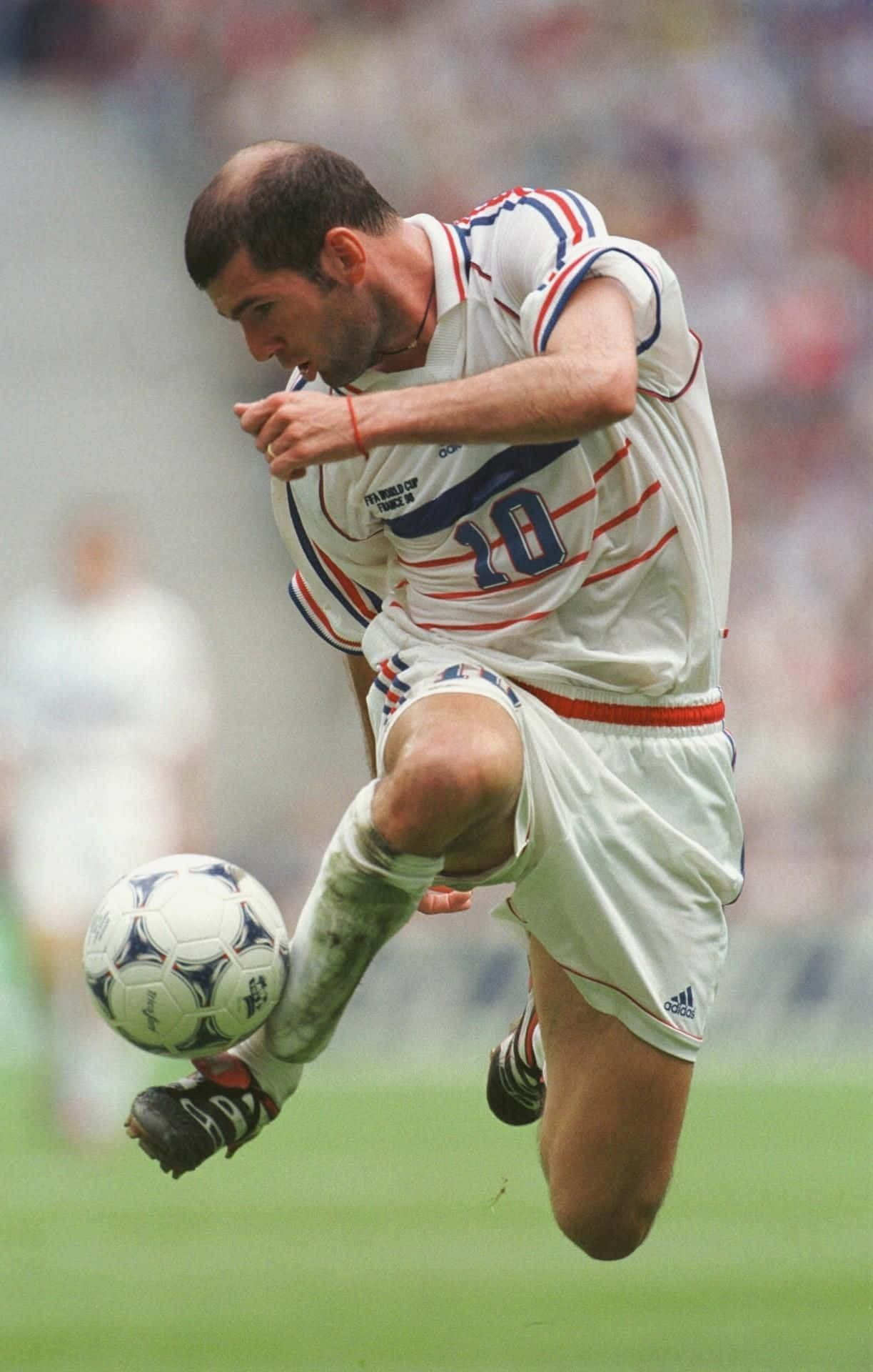Fotografiadi Calcio Di Zinedine Zidane Con Calci Di Lato. Sfondo