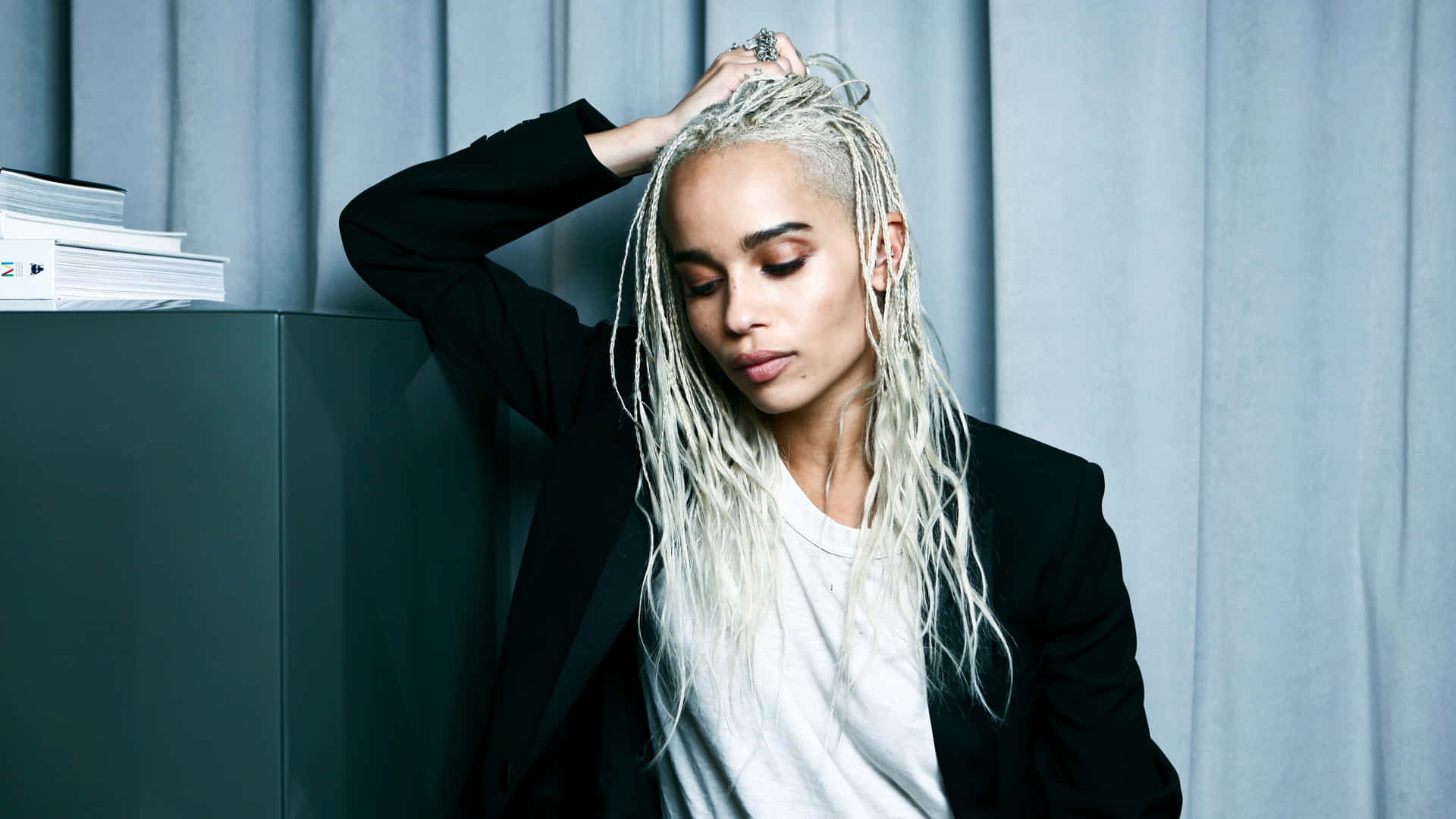 Zoe Kravitz Mietiskelevä Potretti Taustakuva