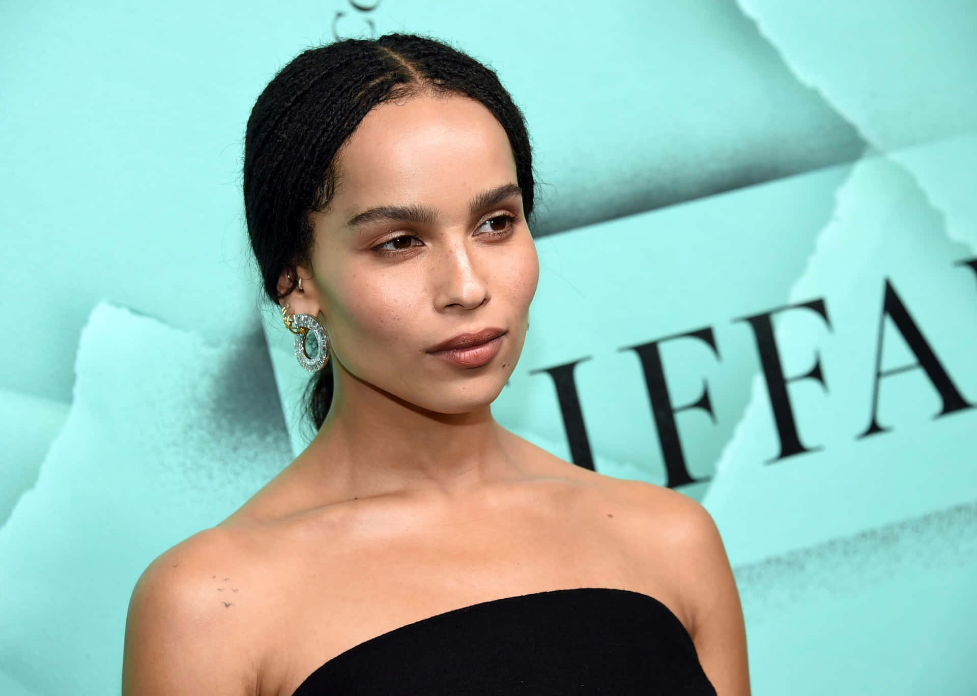 Zoe Kravitz Elegant Portrett På Arrangement Bakgrunnsbildet