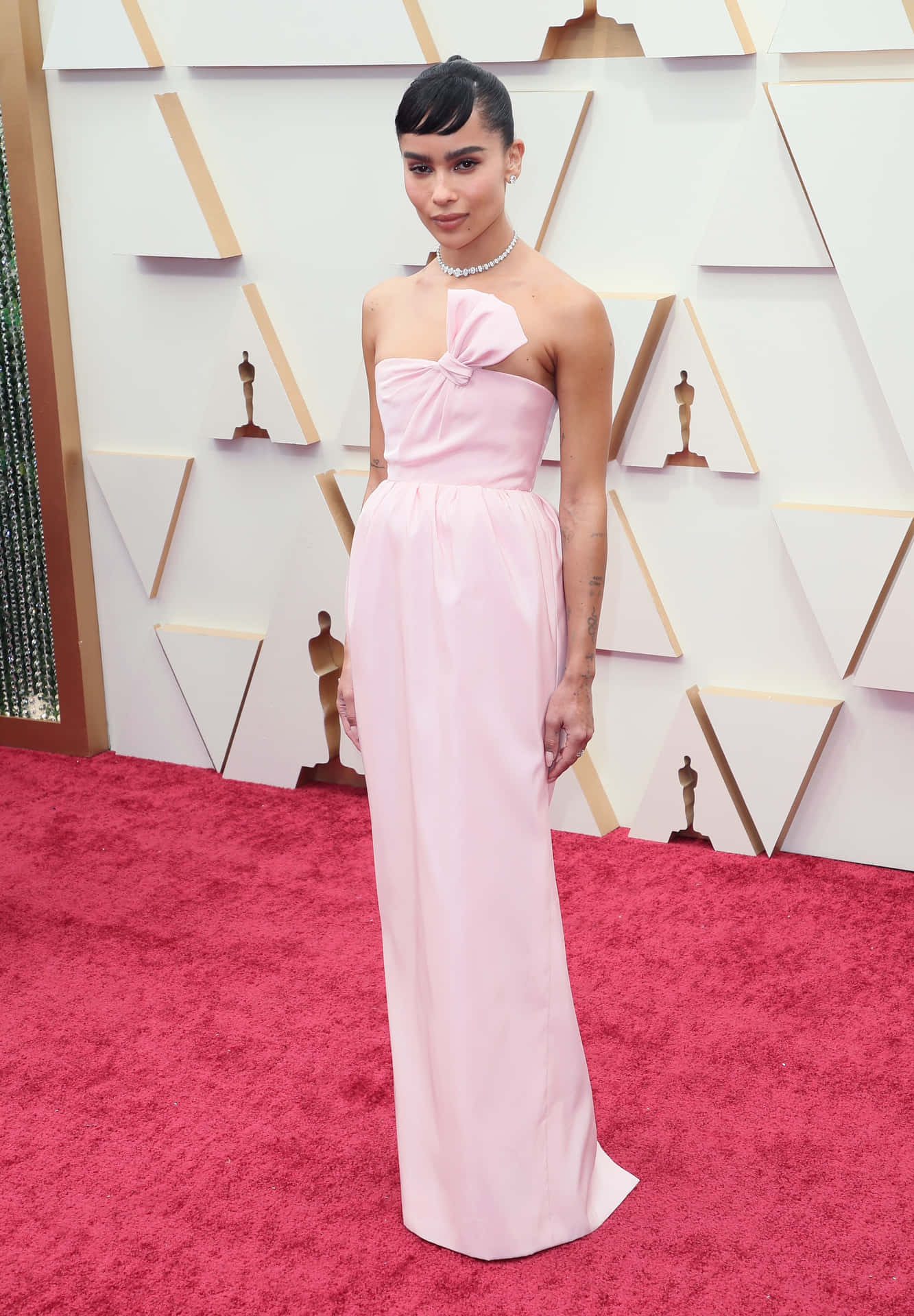 Zoe Kravitz Roze Jurk Oscars Rode Loper Achtergrond