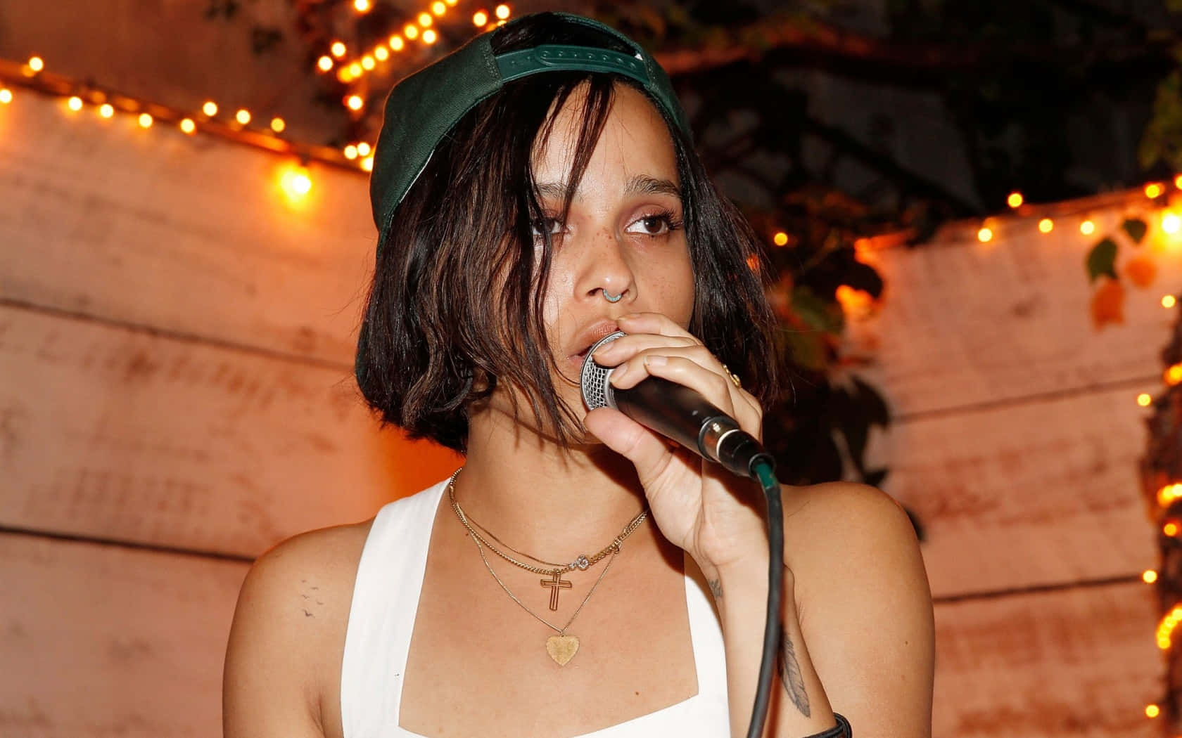 Zoe Kravitz Laulaa Tapahtumassa Taustakuva