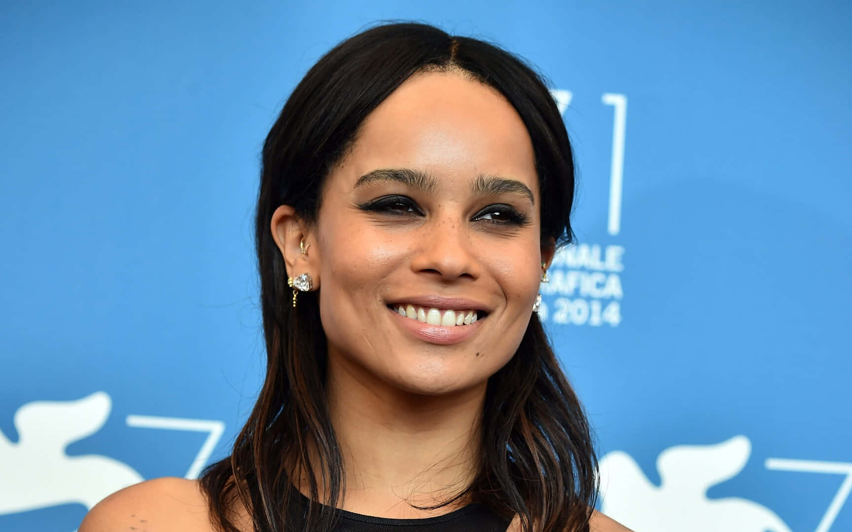 Zoe Kravitz Smiling Blue Backdrop Wallpaper