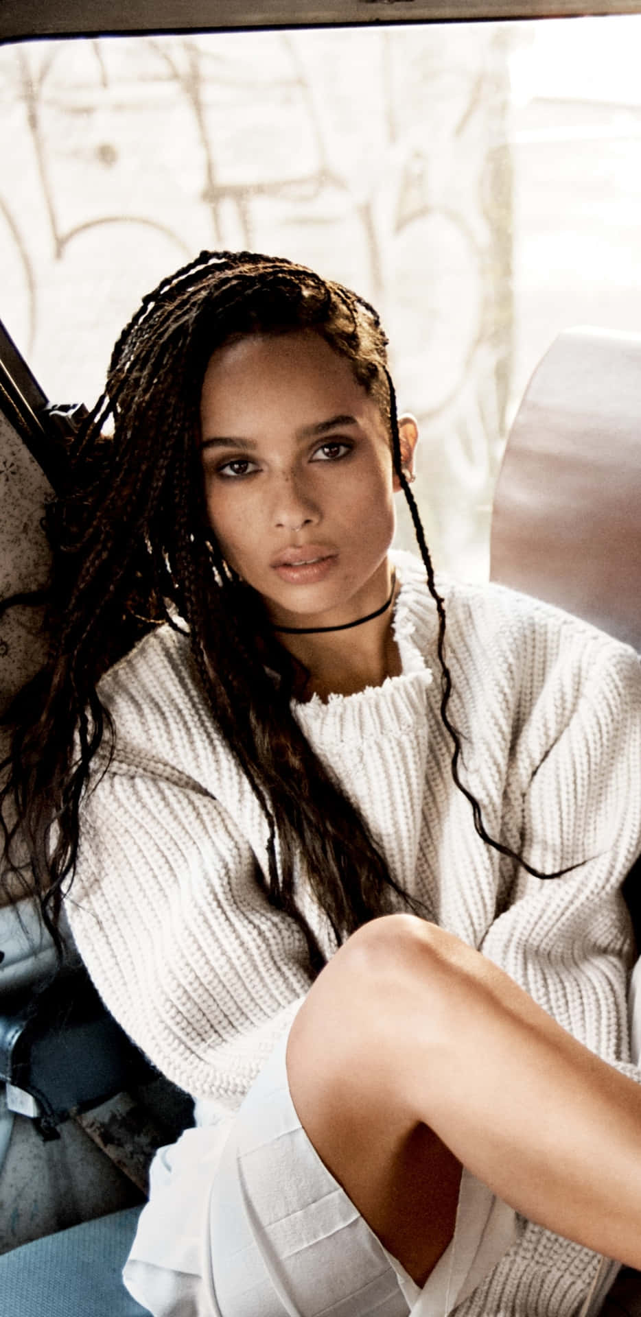 Zoe Kravitz Hvit Genser Bil Portrett Bakgrunnsbildet