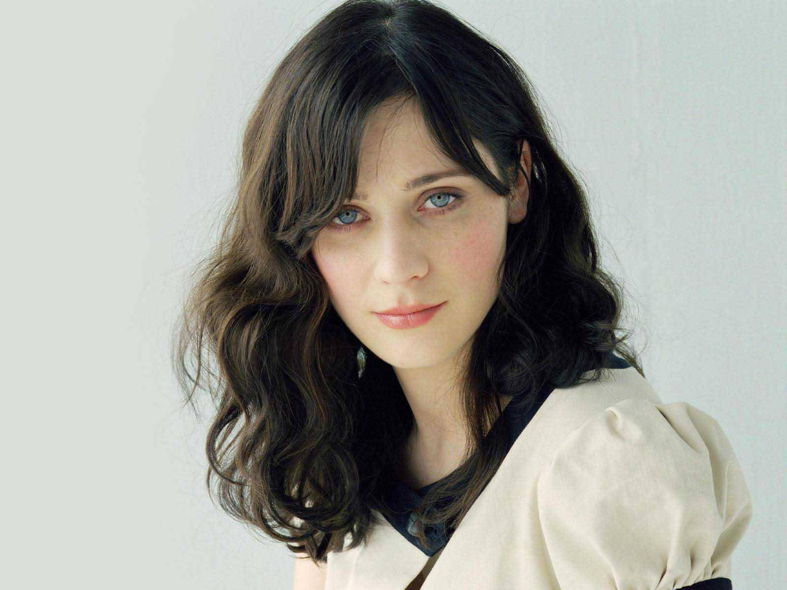 https://wallpapers.com/images/hd/zooey-deschanel-white-aesthetic-photo-pzhyj6e5gcqv6aq2.jpg