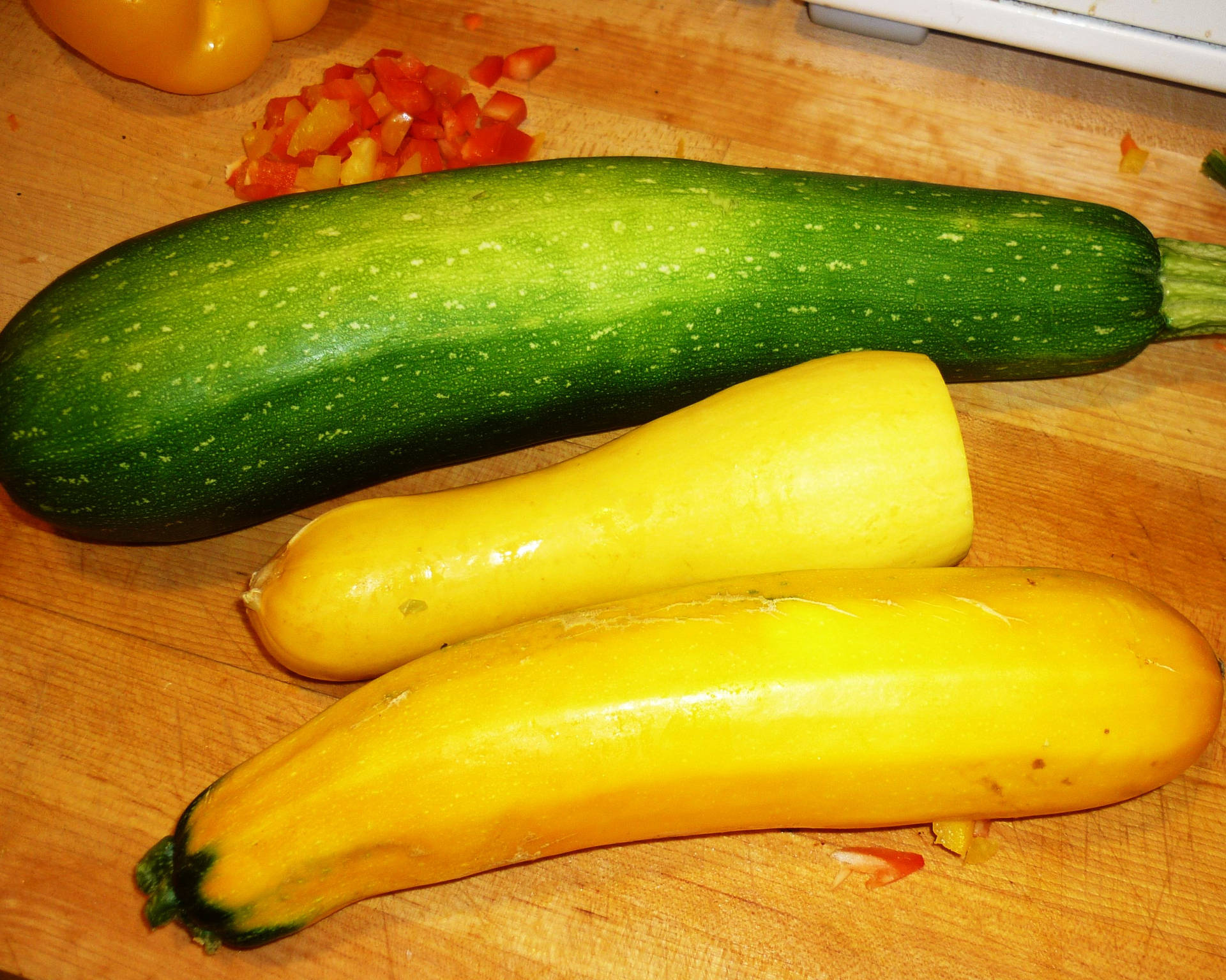 Zucchini og gul squash grøntsager vandfarve stille liv w/ floral kant. Wallpaper