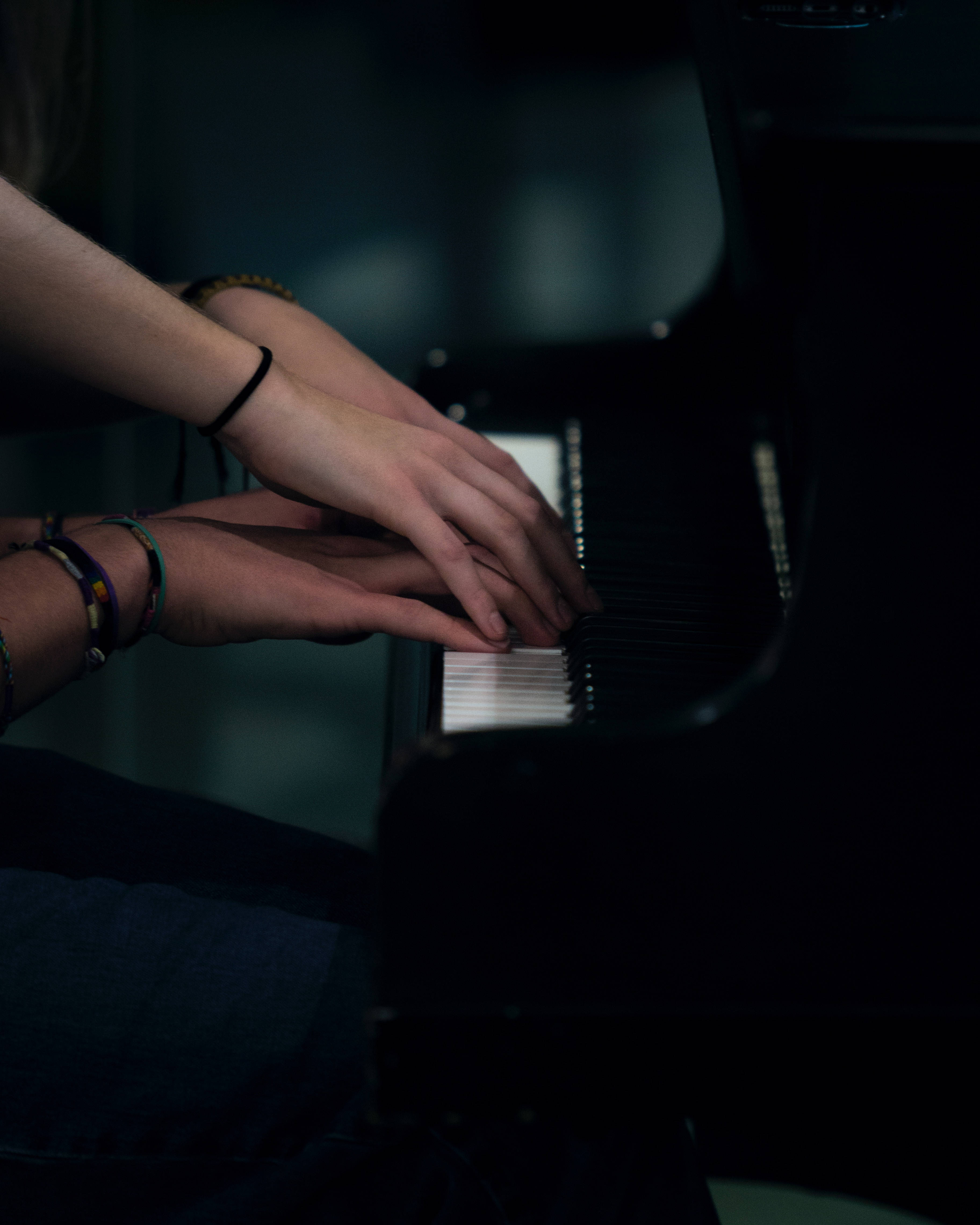 Хочу заниматься музыкой. Девушка и пианино. Девушка на рояле. Девушка за роялем. Руки на фортепиано.