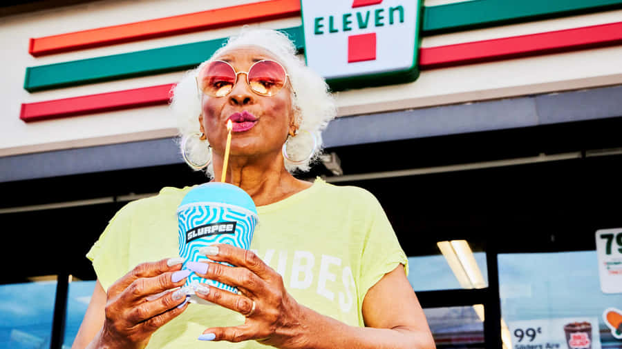 Mulher Idosa Aproveitando Slurpee Fora da 7-Eleven