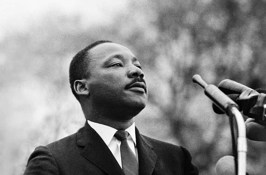 "MartinLuther King Jr." would be translated as "Martin Luther King Jr." in Swedish, as it is a proper noun and therefore doesn't change when translated. When referring to a computer or mobile wallpaper, you could use a phrase like "Martin Luther King Jr.-tapet" (Martin Luther King Jr. wallpaper).