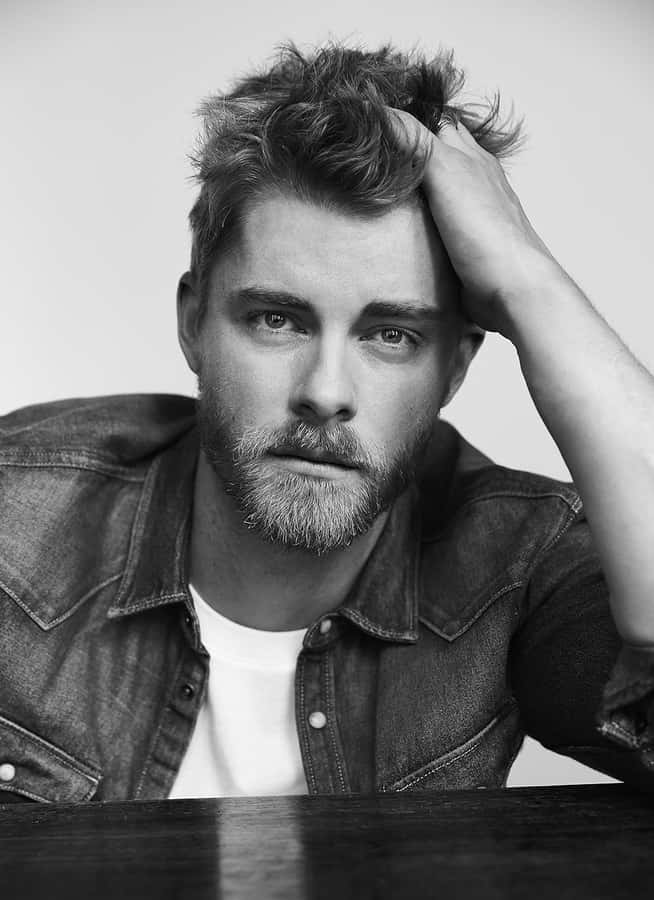 Retrato Intenso em Preto e Branco de Homem