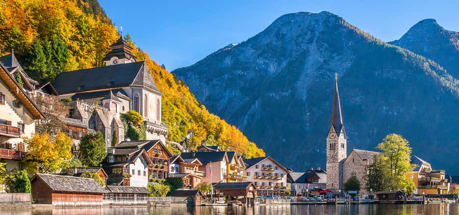 Herbstliches Seeuferdorf Europa