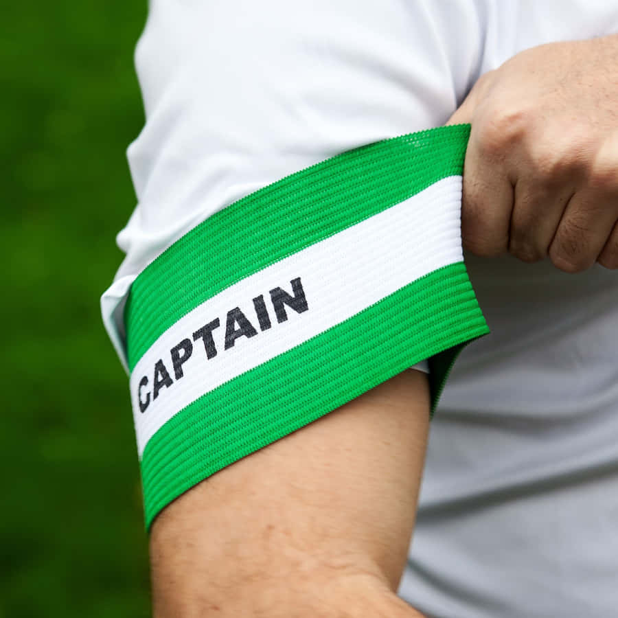Braçadeira de Capitão Verde e Branca no Futebol