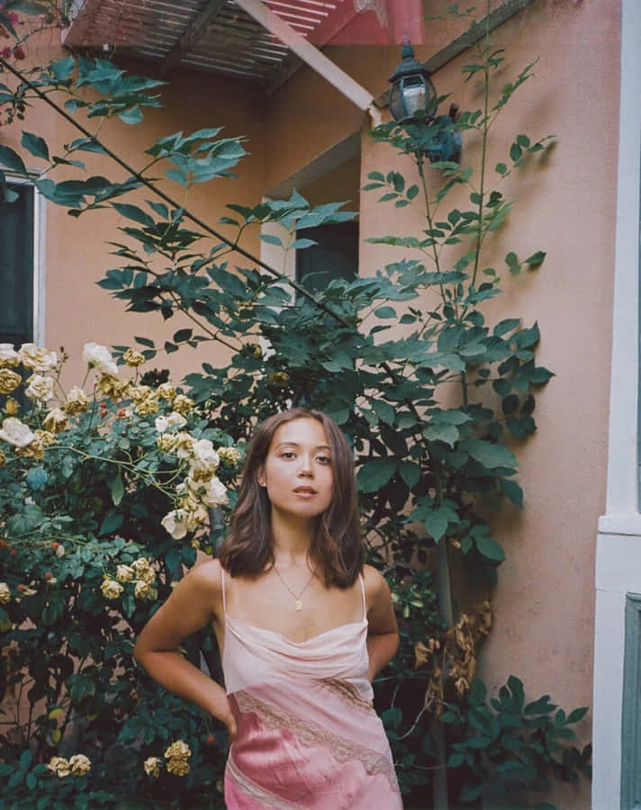 Elegante Frau im Garten