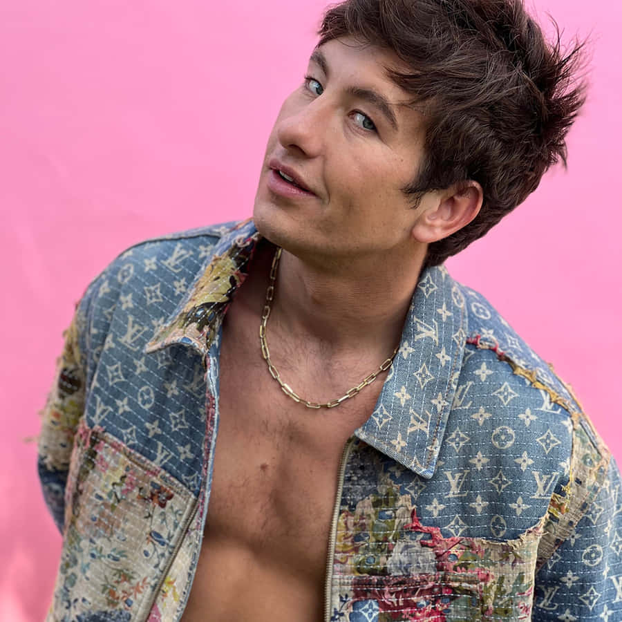 Barry Keoghan Stilvolle Pose Pinker Hintergrund