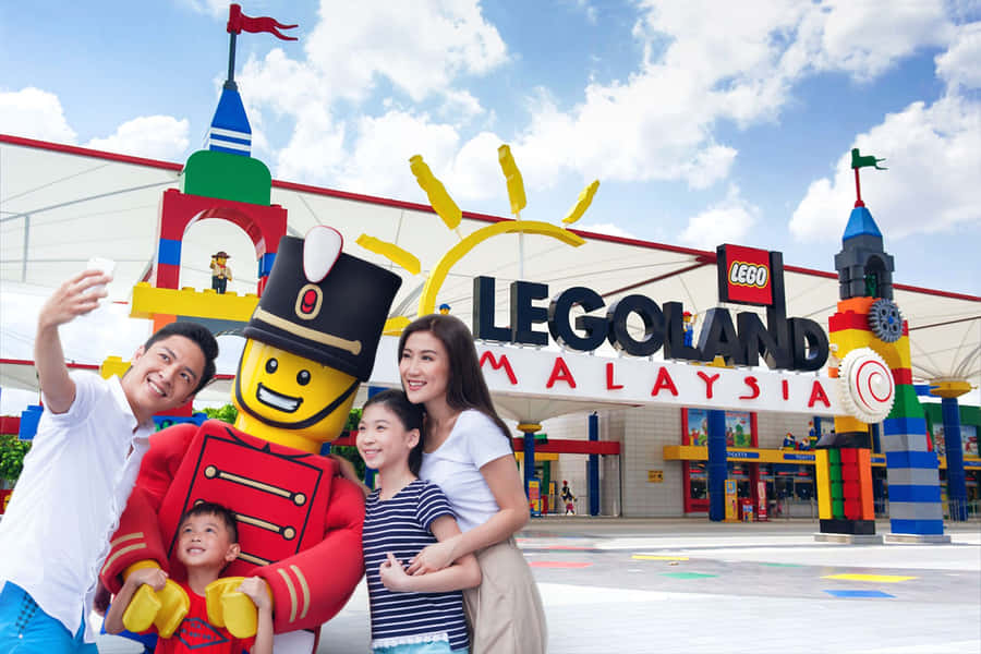 legolandmalaysia - en familie poserer til et billede.