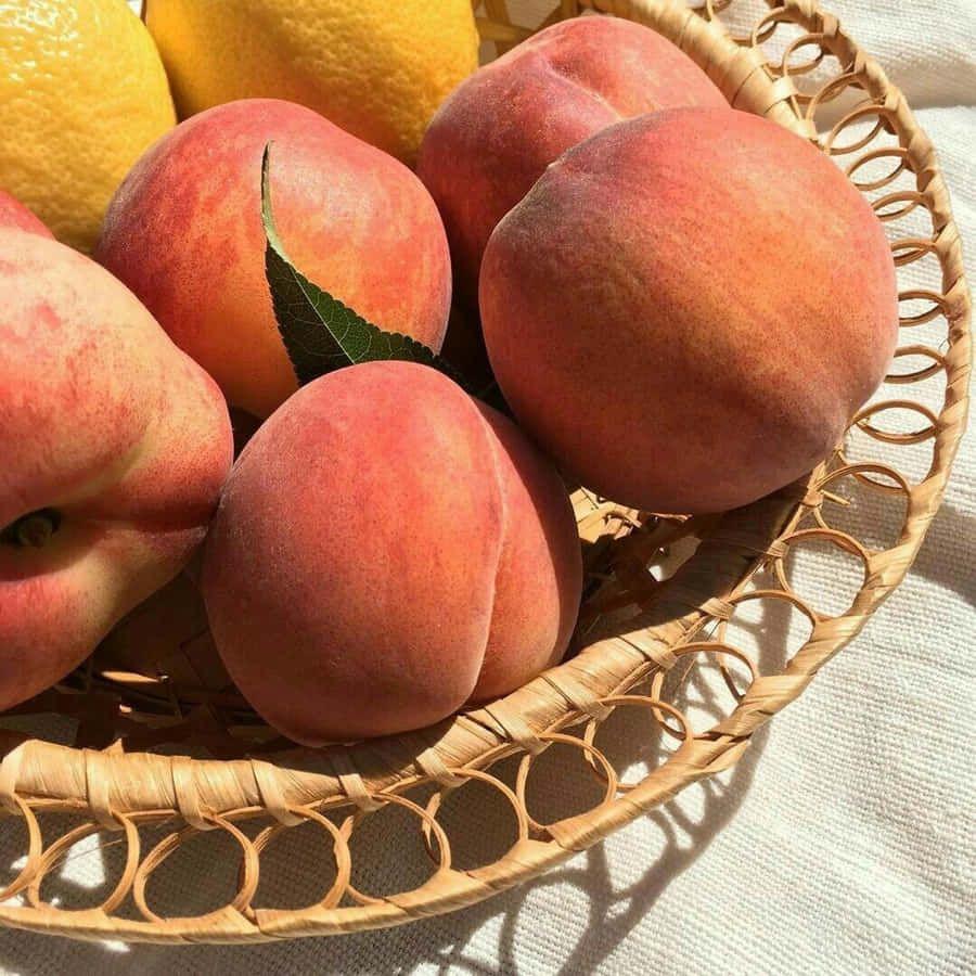 Pesche Baciati dal Sole in Cesto di Vimini