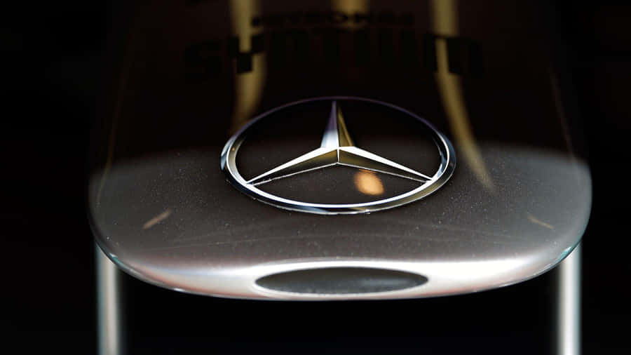 Mercedes Benz logo på et bil-tema tapet