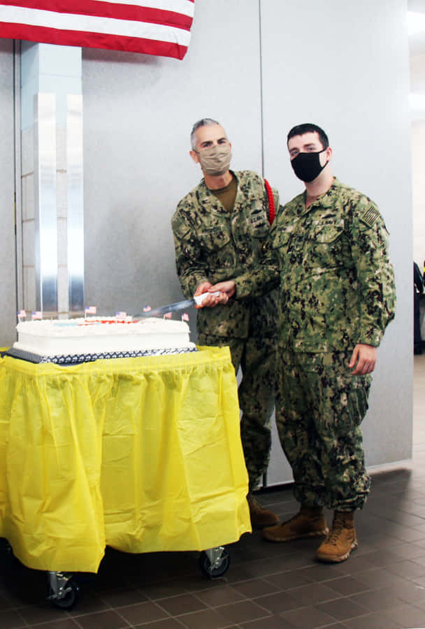 Marinepersonell Feirer Med Kake