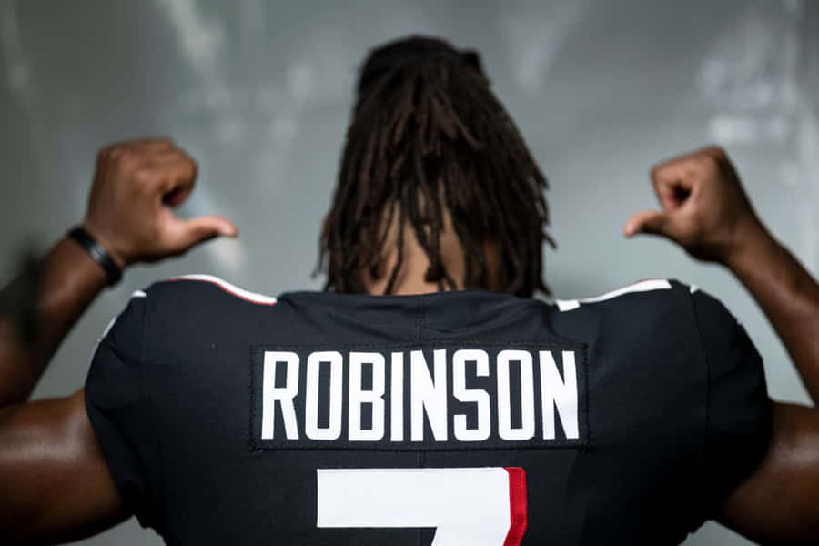 Robinson che Mostra i Muscoli con la Maglia