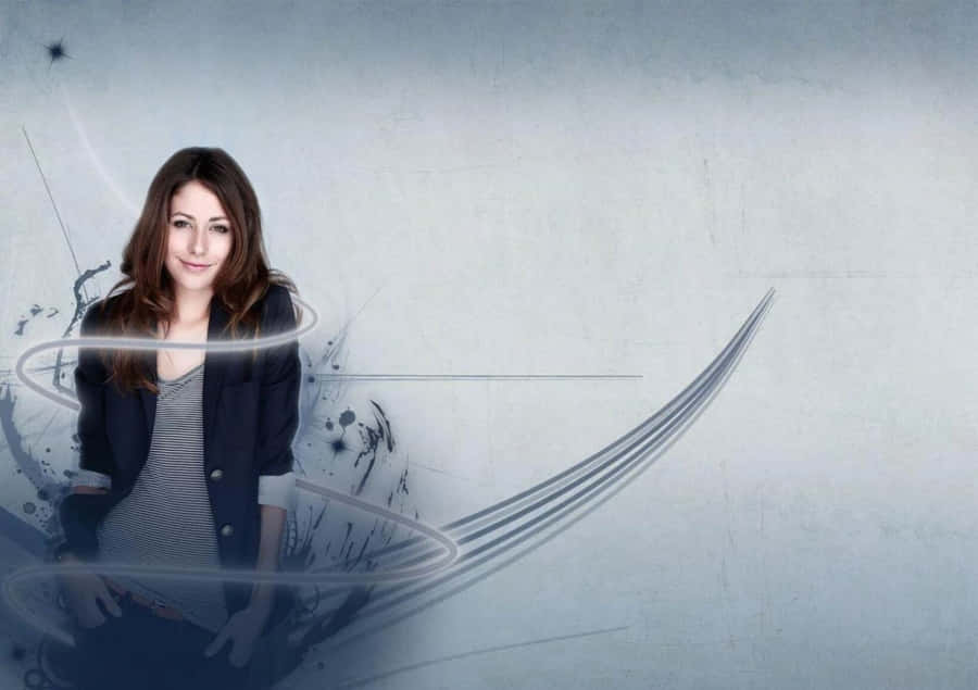 Amanda Crew mit abstraktem Hintergrund