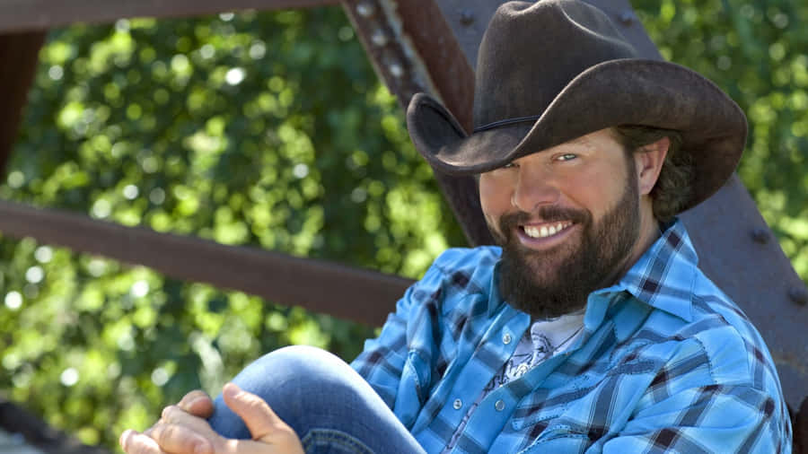 Cantor Country Sorrindo ao Ar Livre