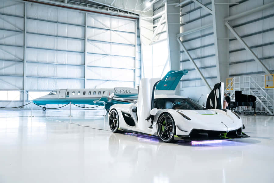 Koenigsegg Jesko Weiße Flughafen-Hangar