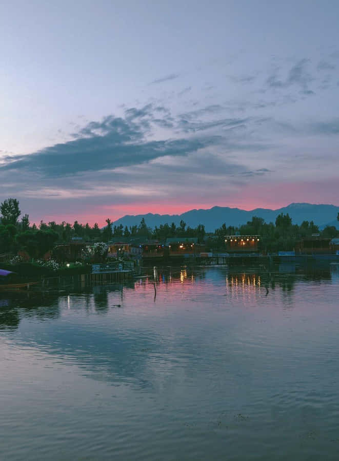 Cenário do Lago Kashmir ao Crepúsculo
