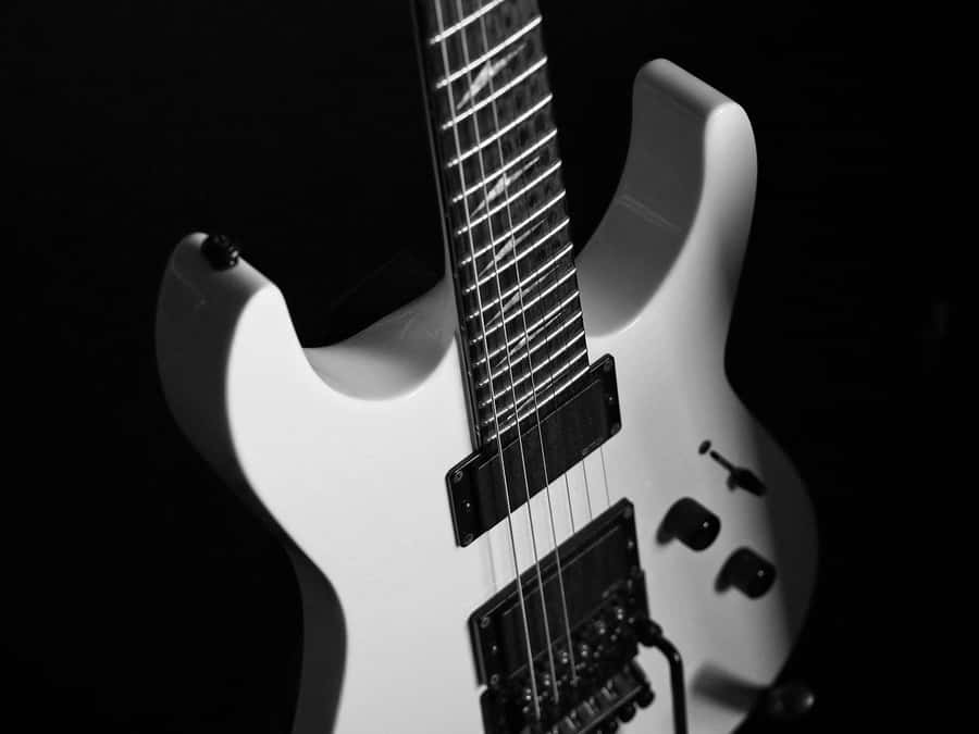 Guitarra Baixo Elétrica em Monocromático