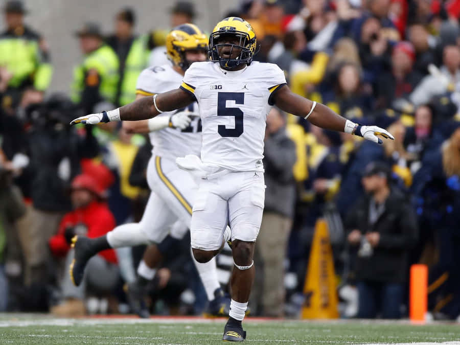 Jabrill Peppers feiert auf dem Feld