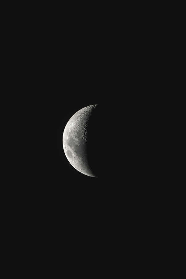 Luna Crescente nel Cielo Scuro