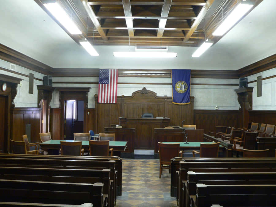 Justiçasendo servida em uma sala de tribunal.