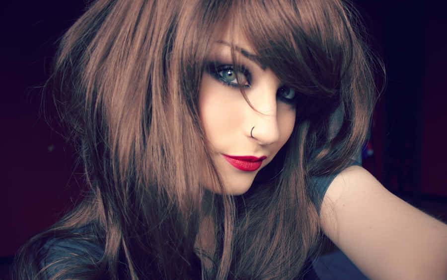 Retrato de Garota Emo com Piercing e Maquiagem