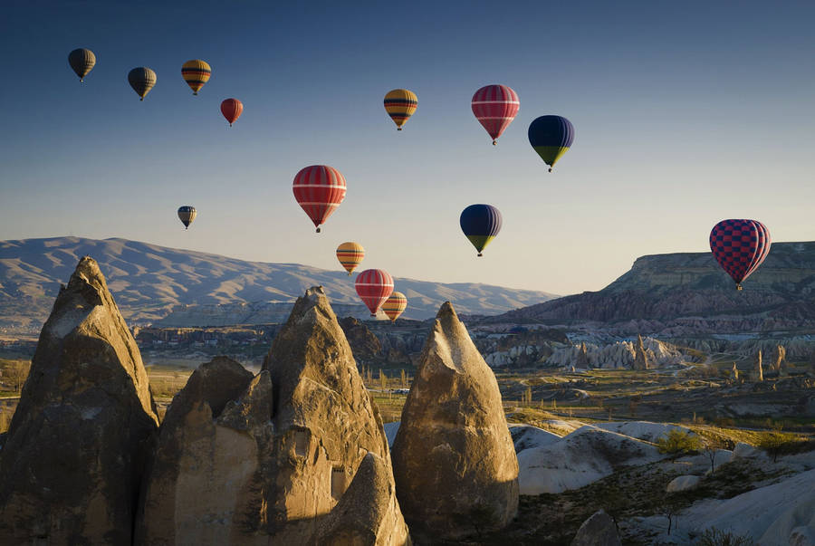 "CappadociaBalloons Rising Up" could be translated to "Cappadocia ballonger stiger upp" in Swedish. Detta är en passande text för en datorskärm eller mobilbakgrund med en bild på ballonger som stiger upp i Cappadocia-området.