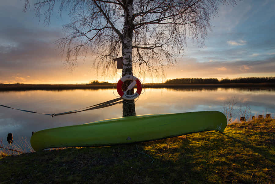 Solnedgång Kanot vid Sjön Karlstad