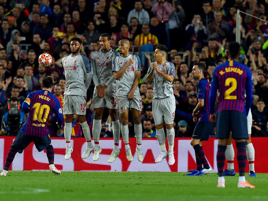 Messi Tira um Tiro Livre Contra o Liverpool