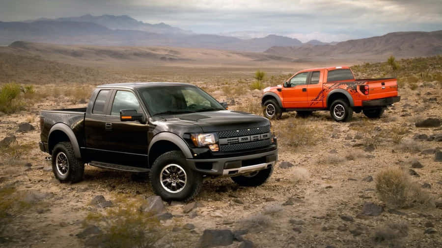 ToFord Raptor'er parkeret i ørkenen.