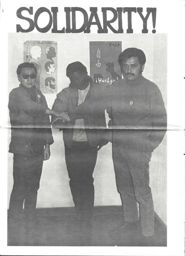 Aktivisterfra Black Panther-partiet, der stolt vifter med flaget for at fejre deres kamp mod racisme.