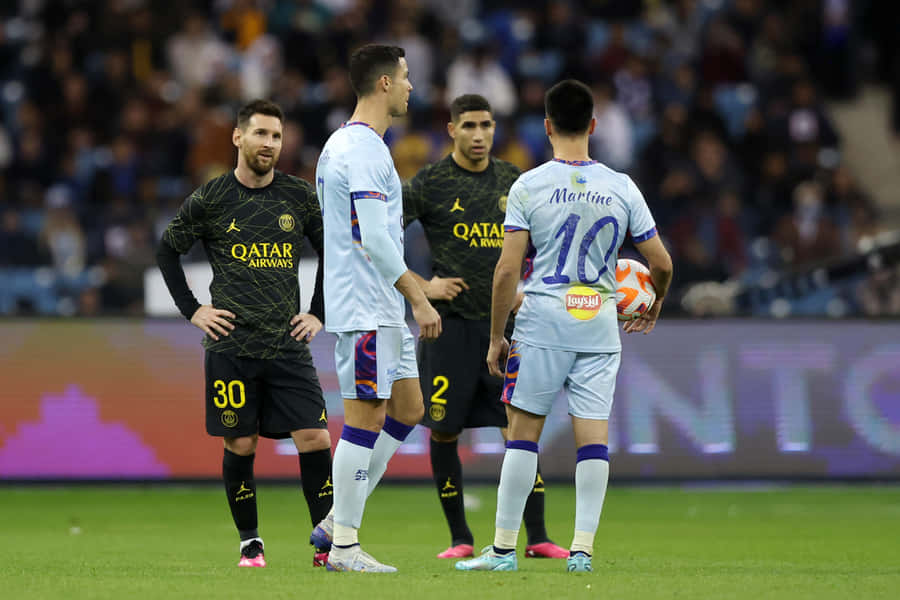 Estrelas do Futebol em Confronto Durante o Jogo